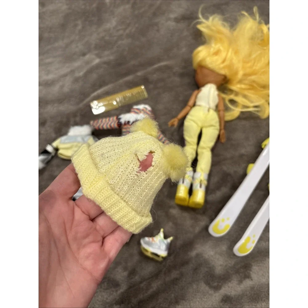 Rainbow High Winter Break Sunny Madison Fashion Doll Outfits Skis Shoes‎